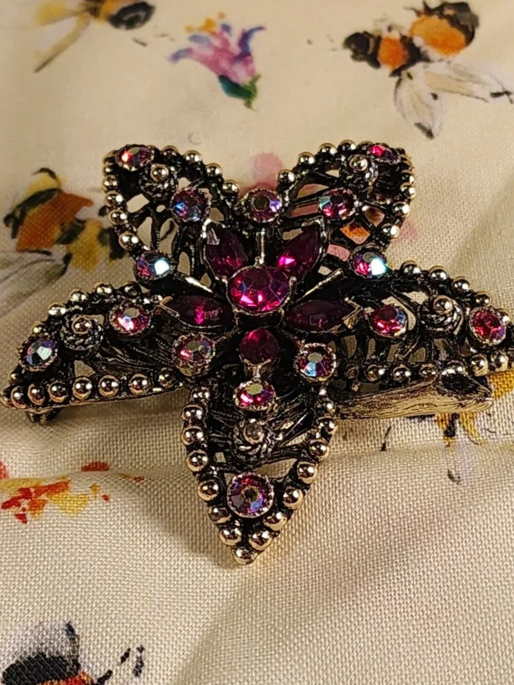 VINTAGE Gold-Toned Metalwork Brooch Adorned With Crimson Iridescent Rhinestones
